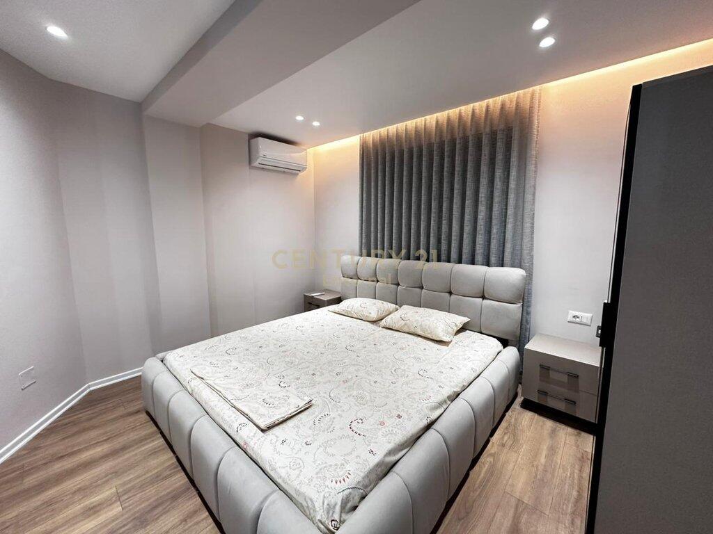 Jepet me qera apartment luxoz 2+ 1 te Bulevardit Zogu 1