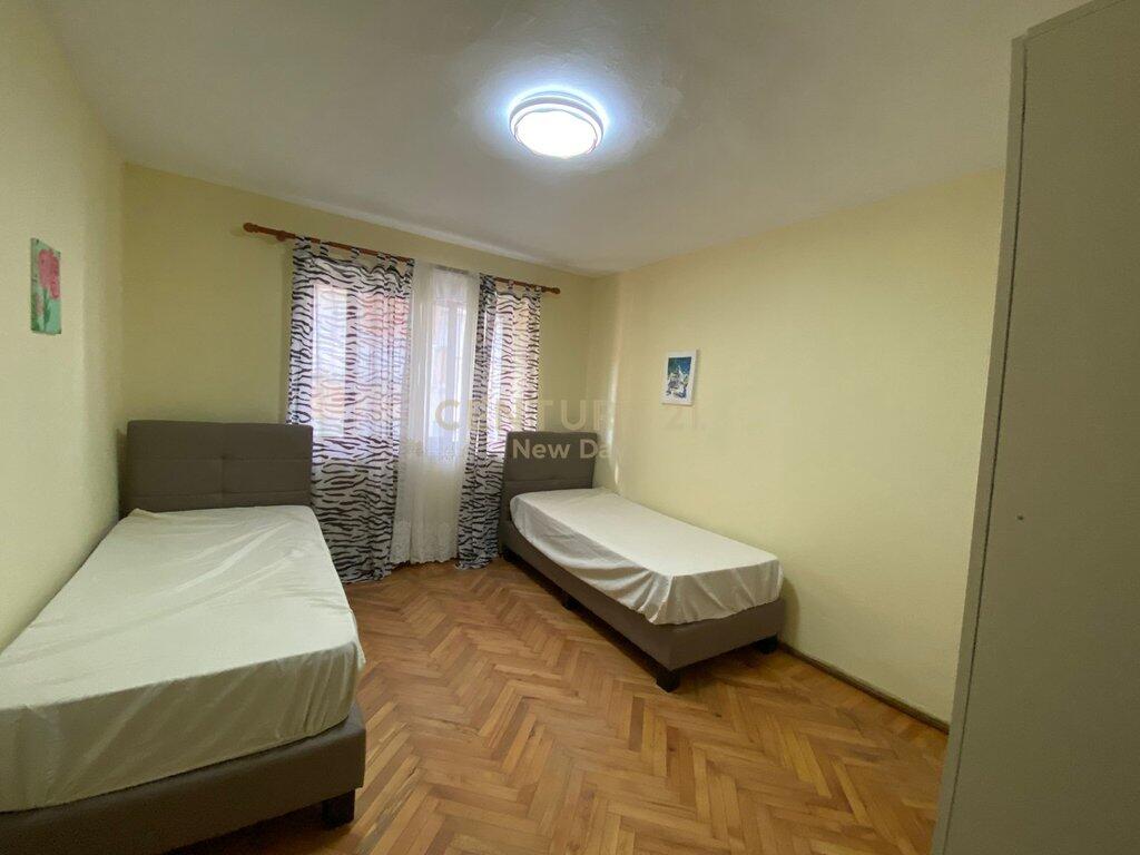 JEPET APARTAMENT 2+1 ME QIRA NE QENDER TE DURRESIT!
