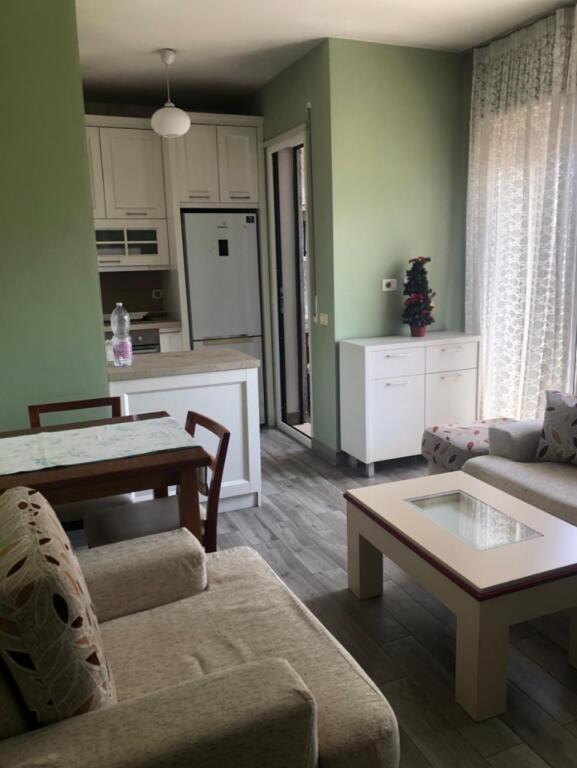 🏢Jepet me qira 2+1+post parkimi ne Laprake!  🔹️Pallat i ri i mireadministruar. 🔸️Kati i 6-te me ashensor. 🔹️Ndodhet buze rruges kryesore.  💶Cmimi: 600 euro bashke me post parkimi .