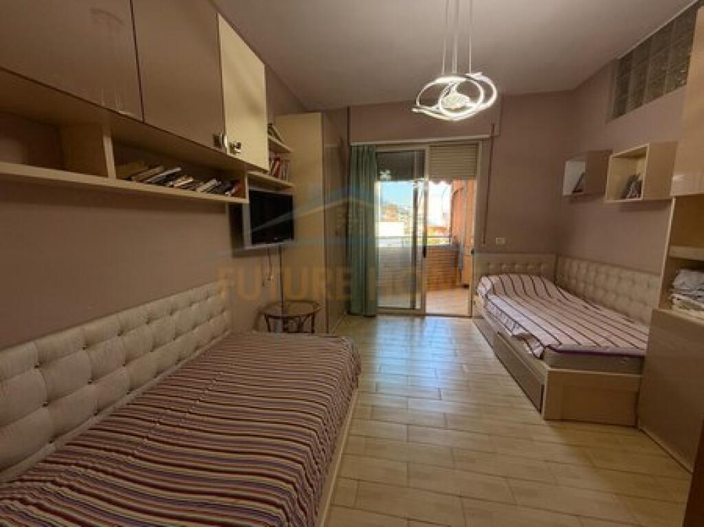 Shitet, Apartament 2+1, Pazari i Ri, Tiranë.