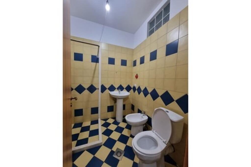 Shitet apartament 1+1 tek Rruga Peti, Liqeni i Thate!