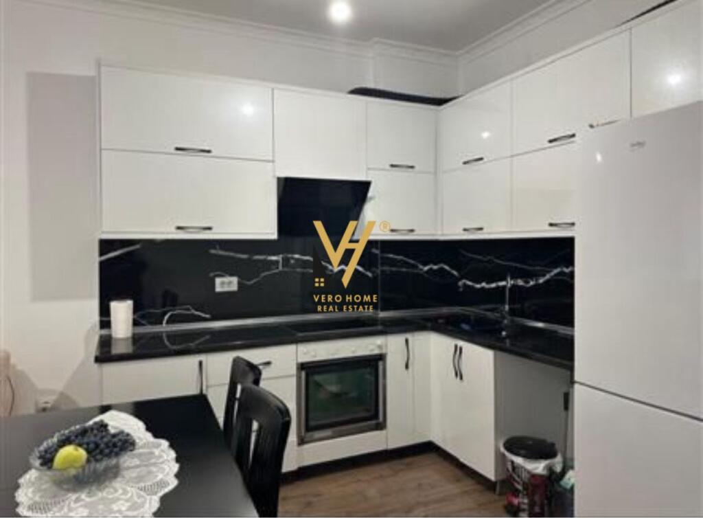 SHITET APARTAMENT 2+1+BLK TE KINOSTUDIO 180.000 EURO