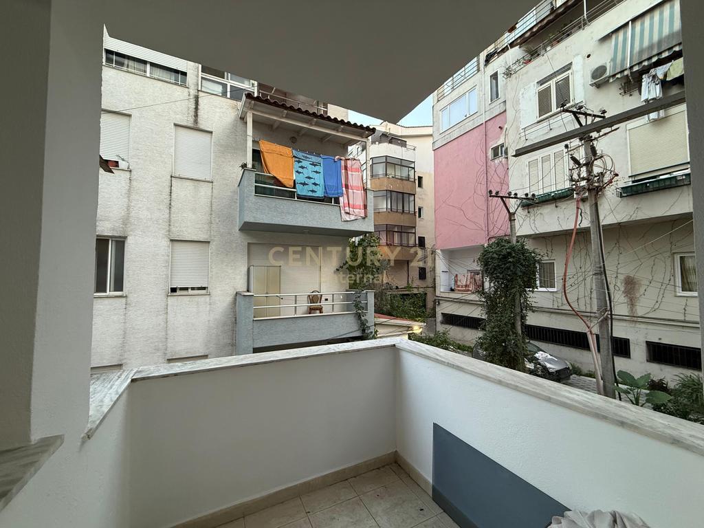 Apartment 3+1 for sale near Eleonora, Komuna e Paris overpass 175,000 €