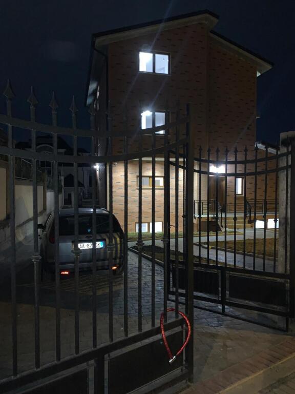 🏠 VILË E MADHE PËR QIRA 8+2+4  me oborr– AFËR TEG! 🏡