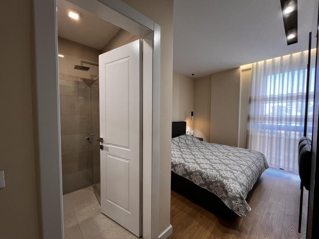 Apartament 2+1+2 me qira te Shkolla e Kuqe!