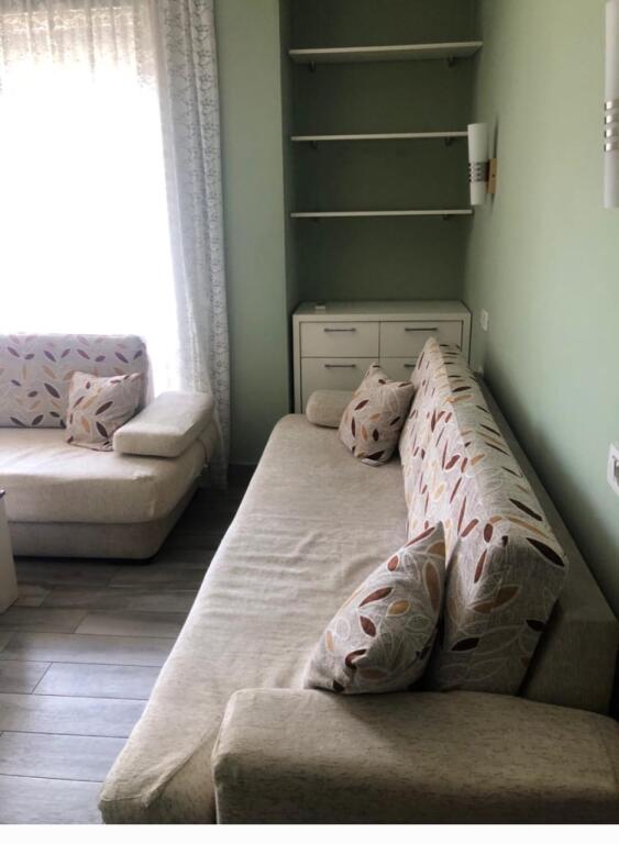 🏢Jepet me qira 2+1+post parkimi ne Laprake!  🔹️Pallat i ri i mireadministruar. 🔸️Kati i 6-te me ashensor. 🔹️Ndodhet buze rruges kryesore.  💶Cmimi: 600 euro bashke me post parkimi .
