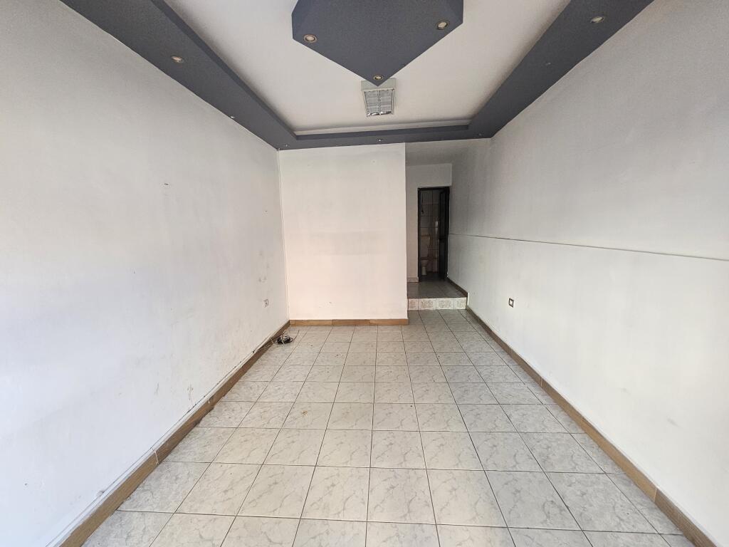 Dyqan në shitje prane Stacionit të trenit, DURRËS