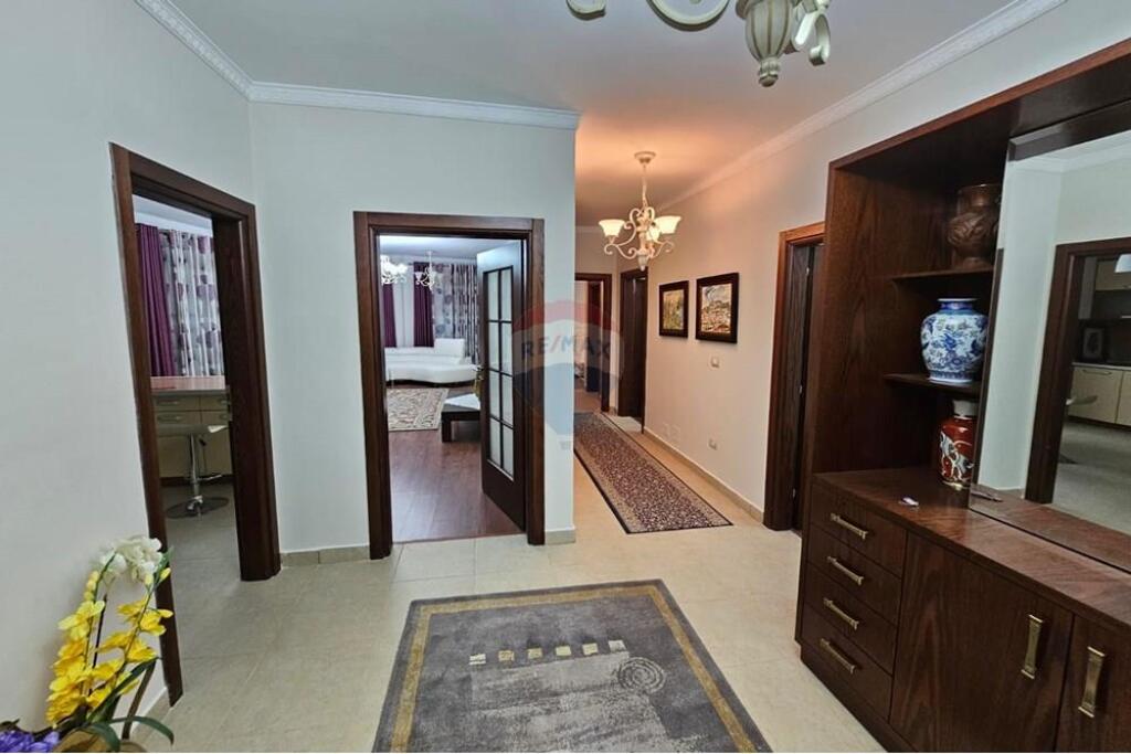 Jepet me Qira Apartament 3+1+2 Kopshti Zologjik !
