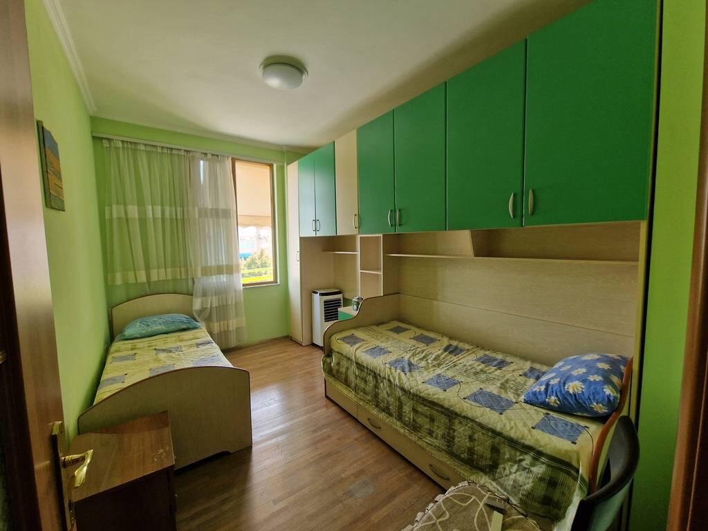Qendër, Tiranë- Jepet me qira apartament 2+1+2!