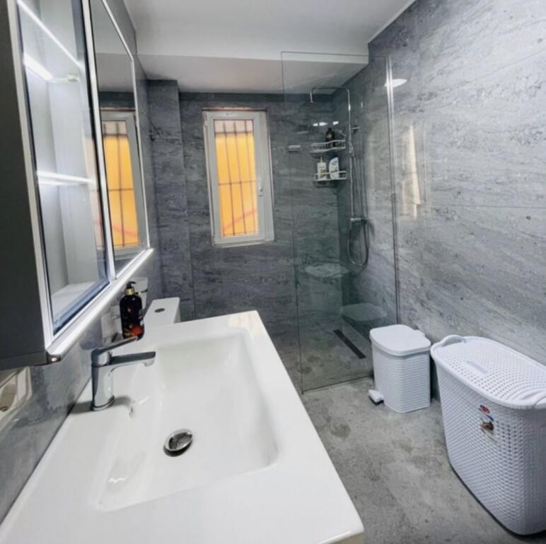 📣 QERA Apartament 2+1 📍 Prane Gardes, Njesia Bashkiake Nr. 5 🛣️ Rruga "Adem Jashari" ✨