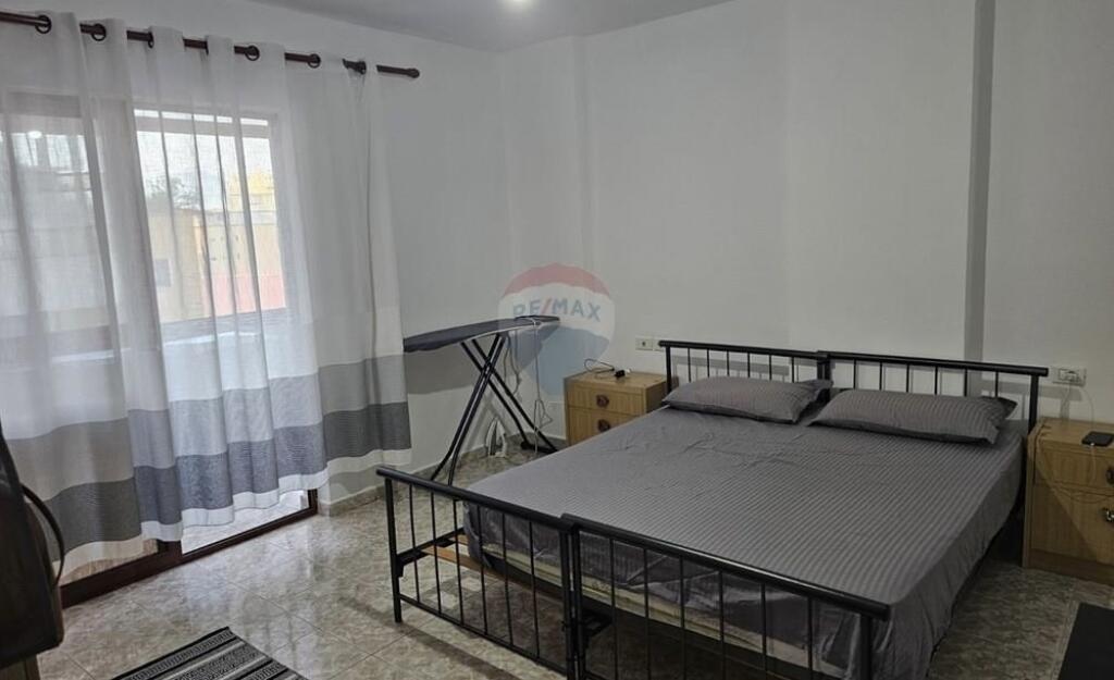 Jepet me qira apartament 1+1 i pozicionuar në një nga zonat më të kërkuara të Tiranës, vetëm pak minuta nga Qendra