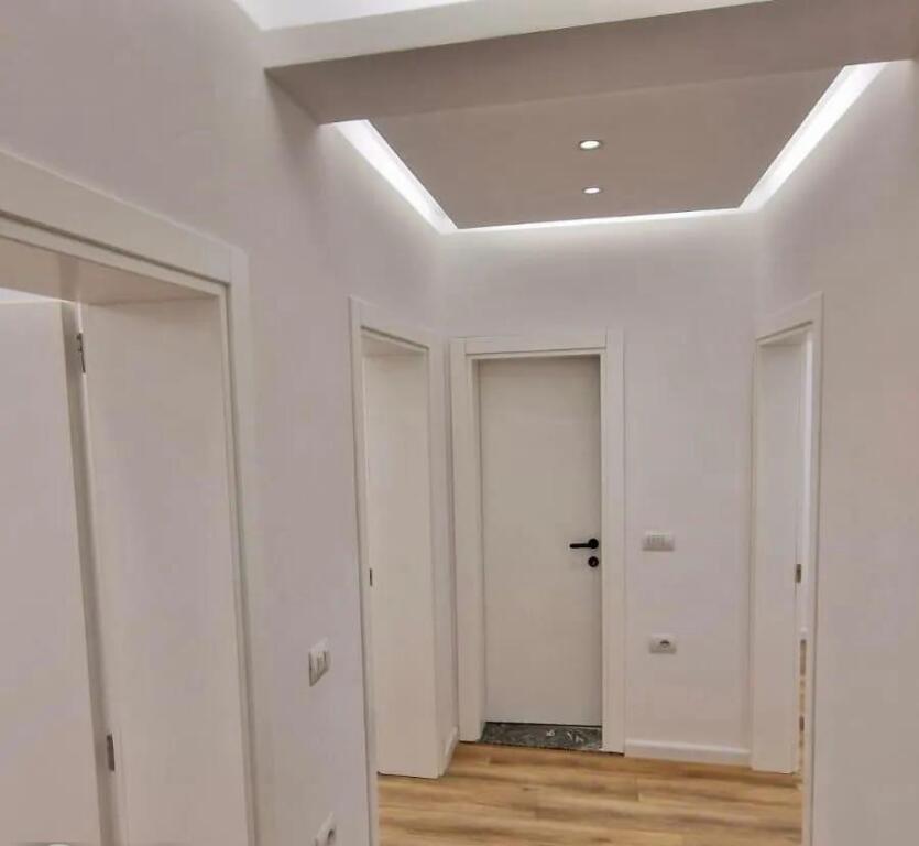 ZYRE ME QERA 120 M2 RRUGA E DURRSIT 90.000 LEK