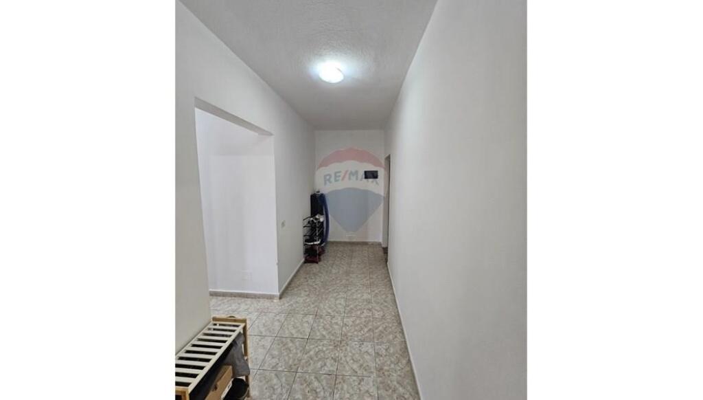 Jepet me qira apartament 1+1 i pozicionuar në një nga zonat më të kërkuara të Tiranës, vetëm pak minuta nga Qendra