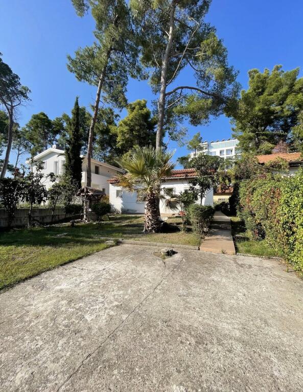 SHITET VILA 1 katshe Vij e 3-te DETIT 📍 Adresa: Golem 📐 Sipërfaqja: 800m² truall / 105m² ndertim 💶 Çmimi: me marrveshje ✅ Karakteristikat: * 2 dhoma gjumi  * E mobiluar totalisht * Kuzhinë e kompletuar * Kondicioner * Tualet  * Dritë natyrale * Dysheme: Pllake * Dokumentacion i rregullt * Investim i ri / i pa banuar më parë Shitet vilë 1-katëshe në Golem Durrës, vetëm disa hapa larg detit, pjesë e një kompleksi rezidencial vilash të qeta dhe të mirëadministruara