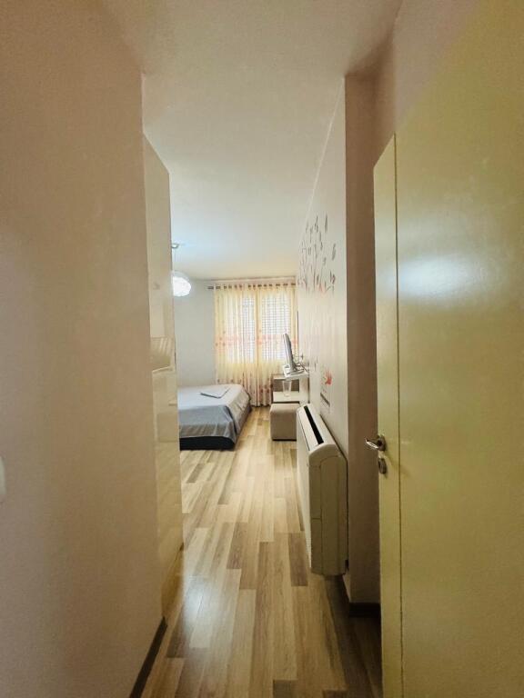 Jepet me qera Apartamenti 2+1, Qender , Rruga Sulejman Pasha ,  800 euro