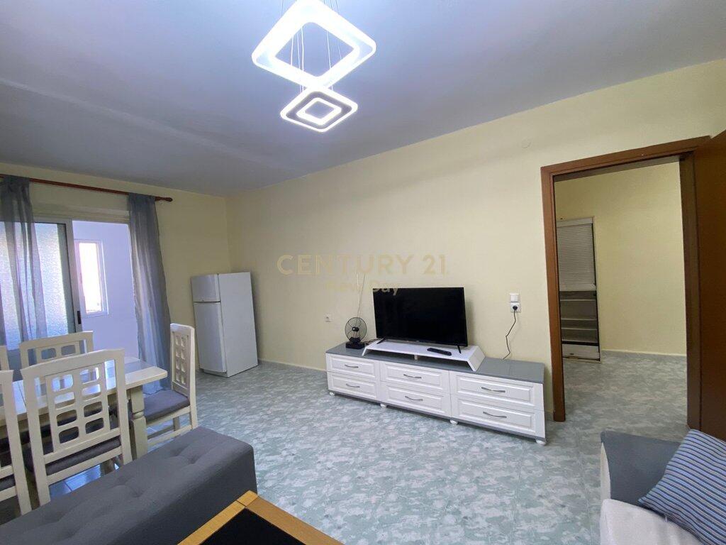 JEPET APARTAMENT 2+1 ME QIRA NE QENDER TE DURRESIT!
