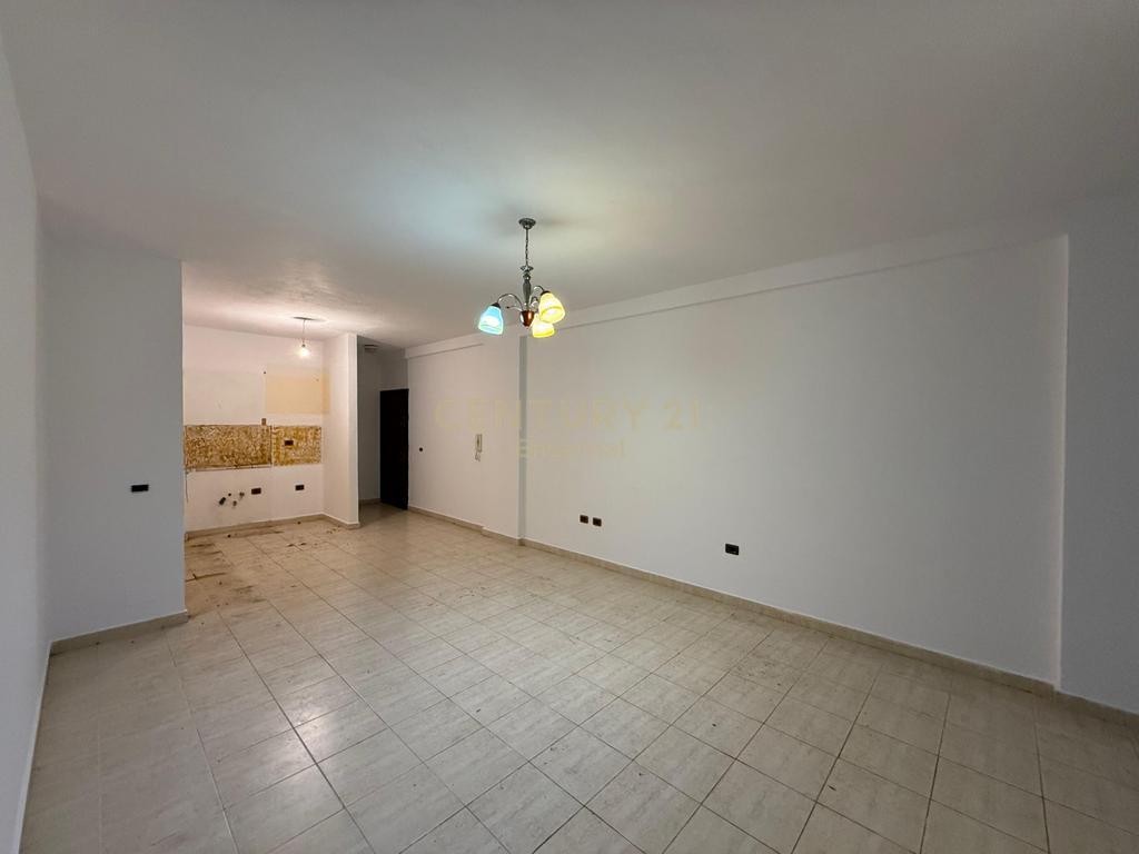 Apartment 3+1 for sale near Eleonora, Komuna e Paris overpass 175,000 €