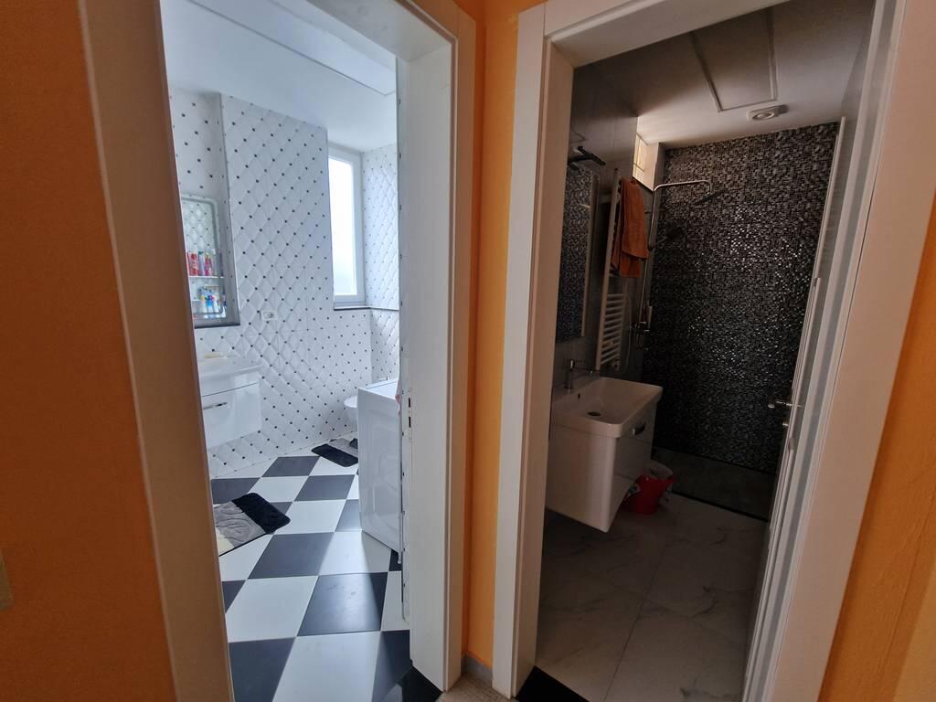 Qendër, Tiranë- Jepet me qira apartament 2+1+2!