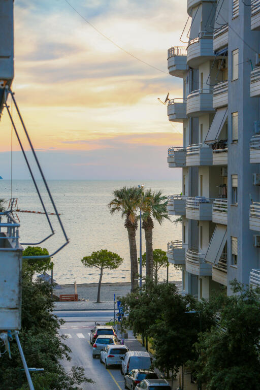 BIZNES MENAXHIMI APARTAMENTESH TURISTIKE ME QIRA – MUNDËSI E SHKËLQYER!