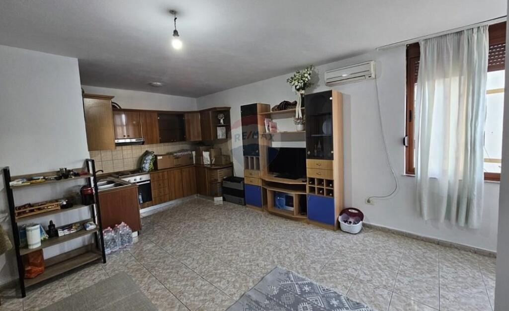 Jepet me qira apartament 1+1 i pozicionuar në një nga zonat më të kërkuara të Tiranës, vetëm pak minuta nga Qendra