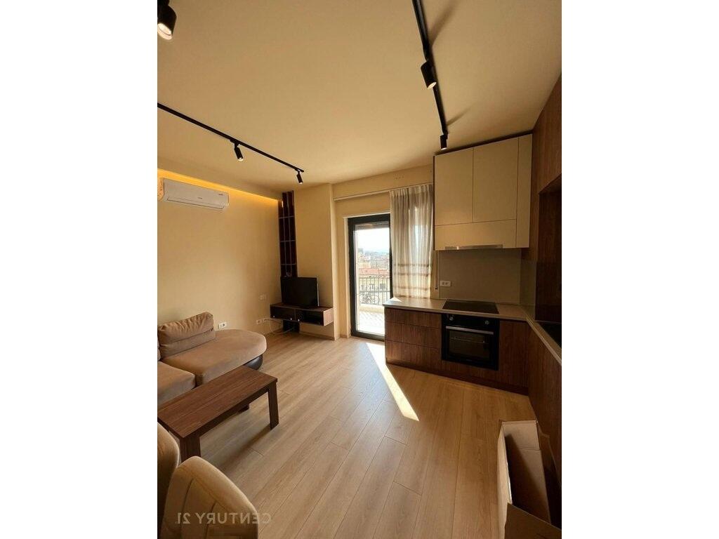 Ofrohet  apartament 1+1 me qera  post parkimi në qendër të Tiranës