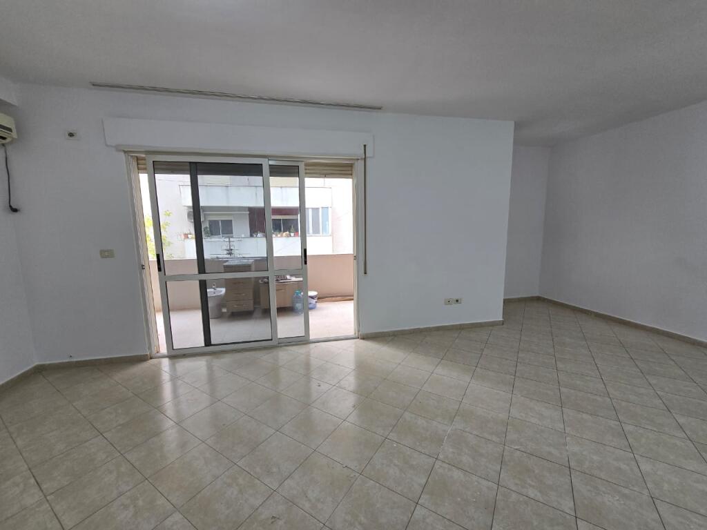 Jeper me qera apartament  2+1 bosh te Kopshti Botanik