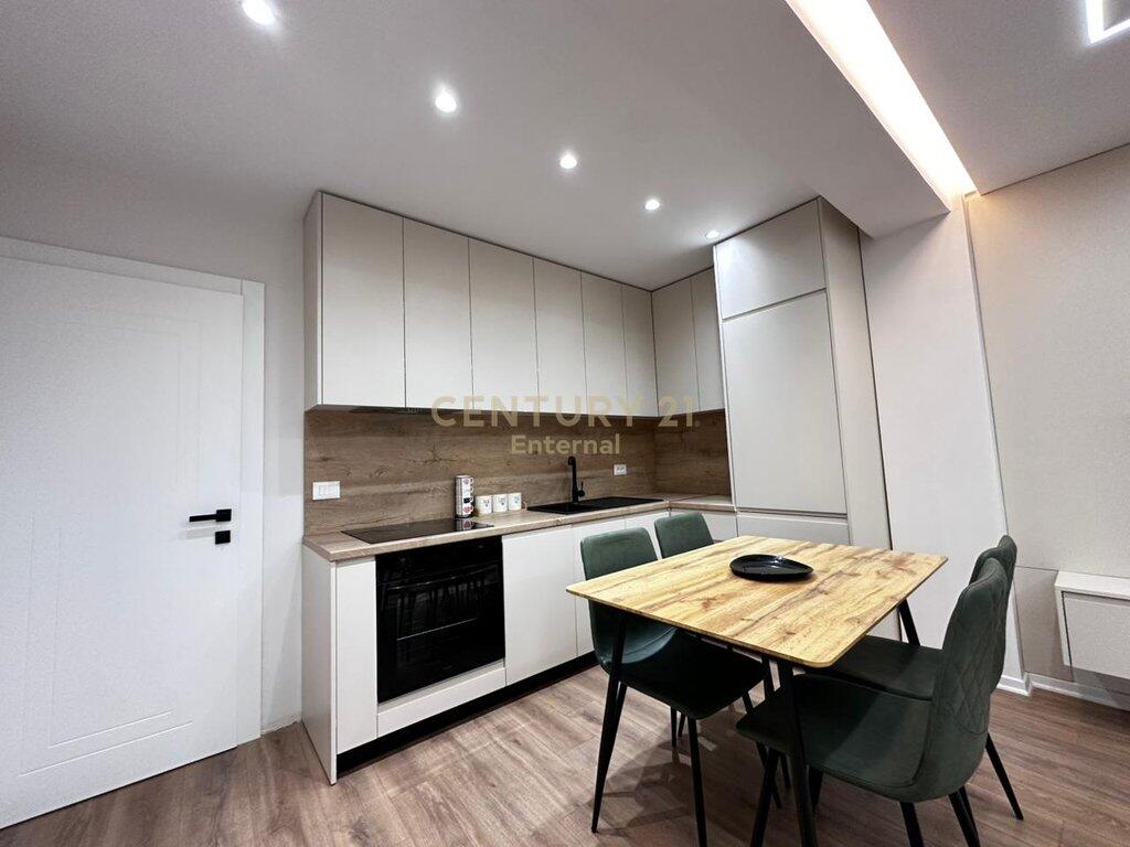 Jepet me qera apartment luxoz 2+ 1 te Bulevardit Zogu 1