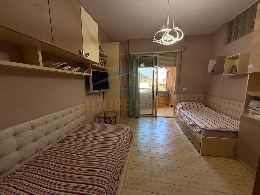 Shitet Apartament 2+1, Pazar i Ri