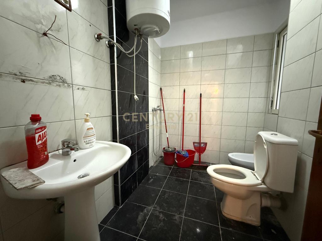 Apartment 3+1 for sale near Eleonora, Komuna e Paris overpass 175,000 €