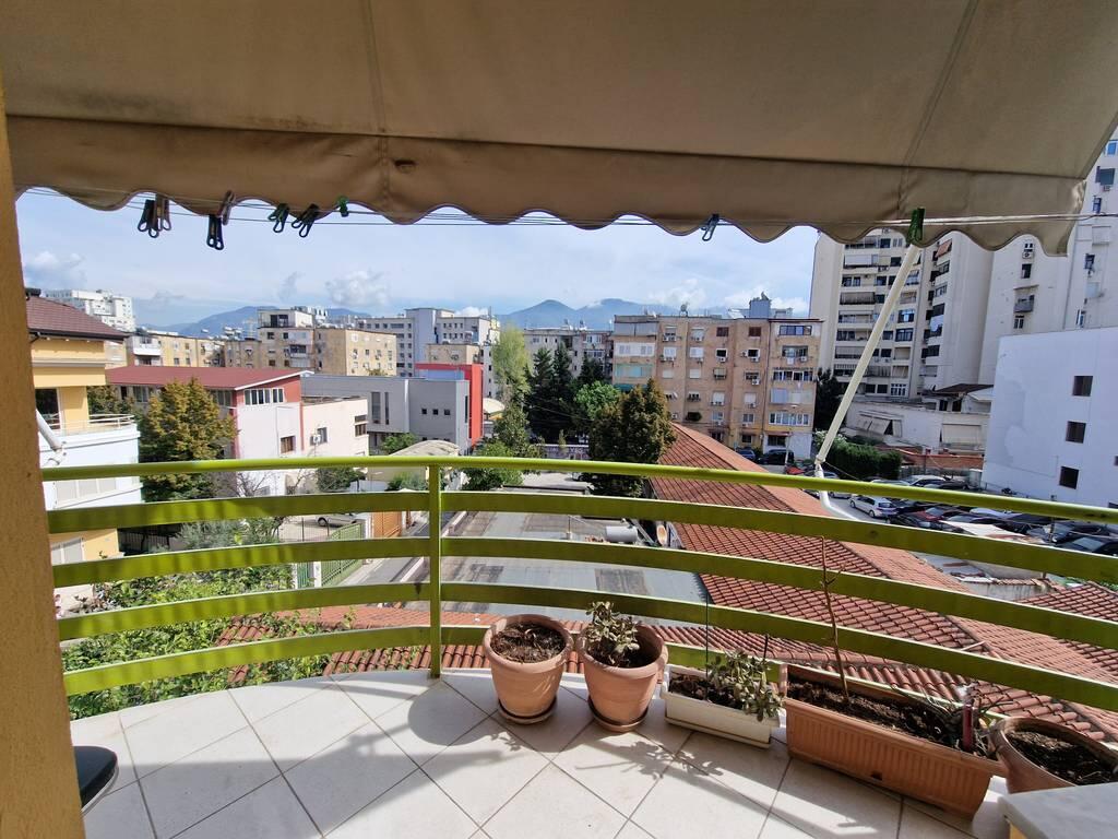 Qendër, Tiranë- Jepet me qira apartament 2+1+2!