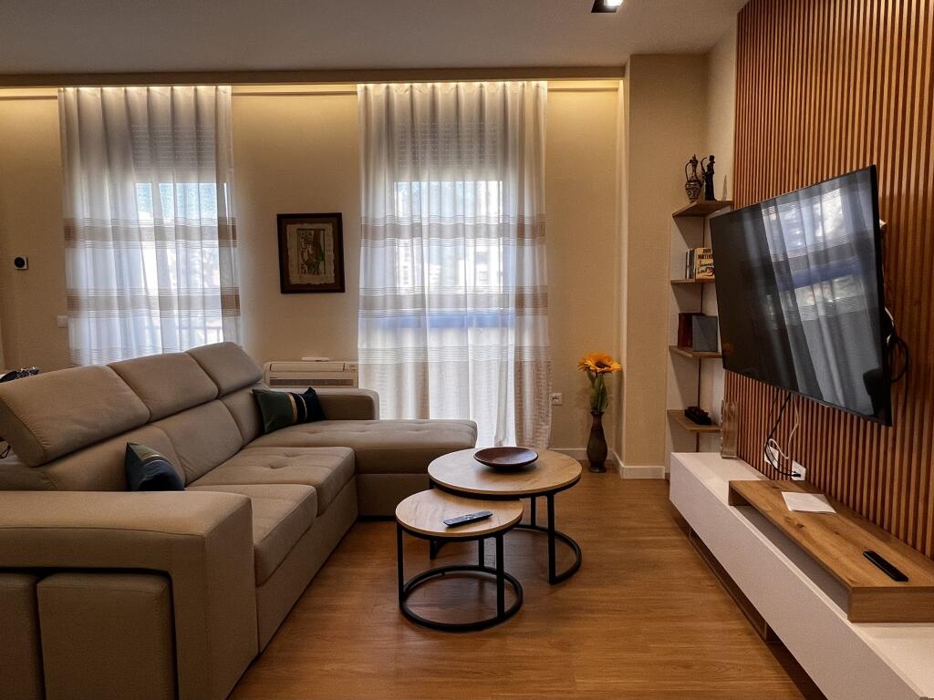 Apartament 2+1+2 me qira te Shkolla e Kuqe!