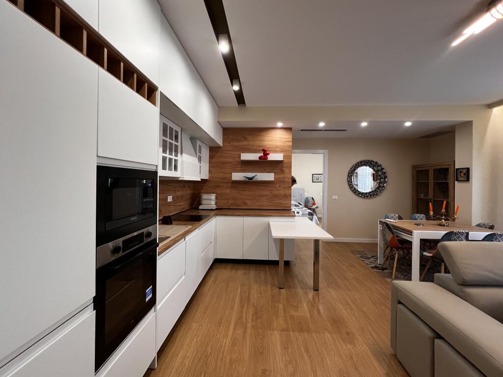 Apartament 2+1+2 me qira te Shkolla e Kuqe!