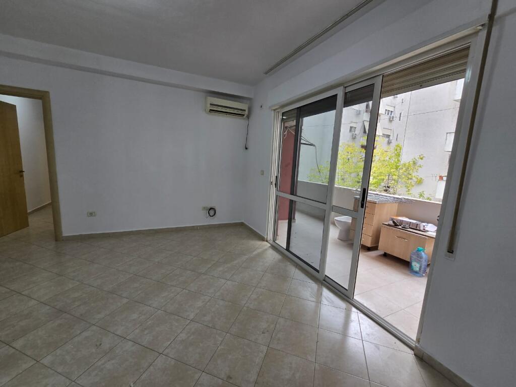 Jeper me qera apartament  2+1 bosh te Kopshti Botanik