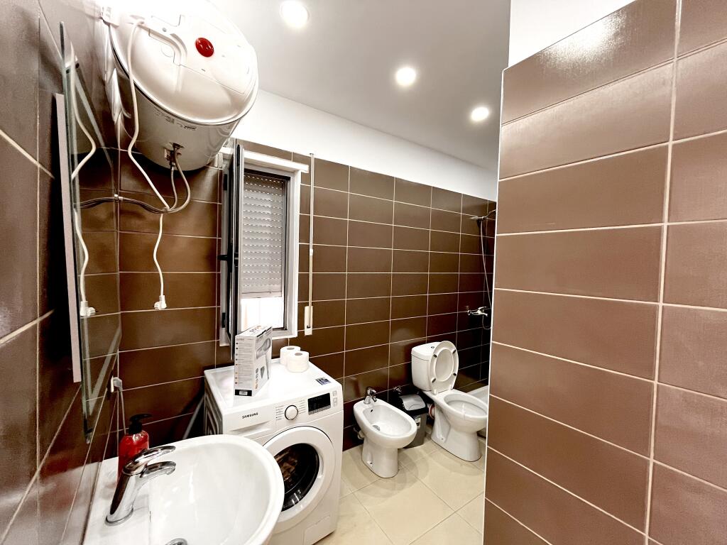 BIZNES MENAXHIMI APARTAMENTESH TURISTIKE ME QIRA – MUNDËSI E SHKËLQYER!