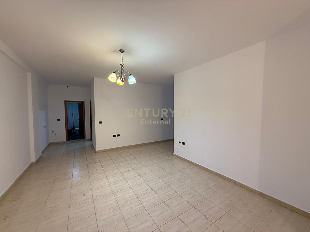 Apartment 3+1 for sale near Eleonora, Komuna e Paris overpass 175,000 €