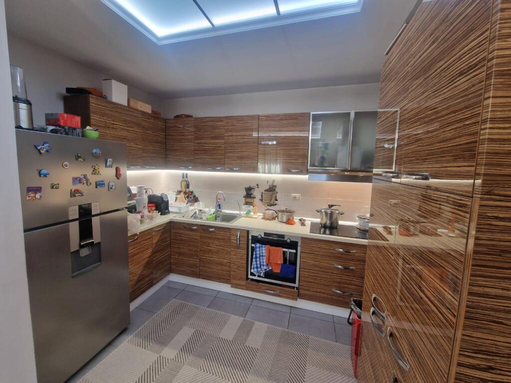 Shitet apartament 3+1+2 tualete+garazhd te mbyllur ne Fresk