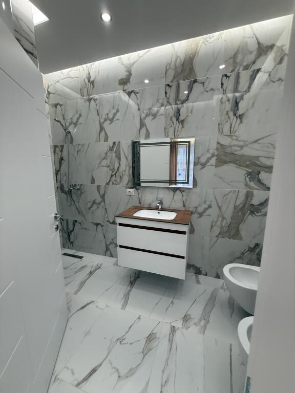 Jepet me qera apartament luksoz te UNIVERS CITY prane QTU.