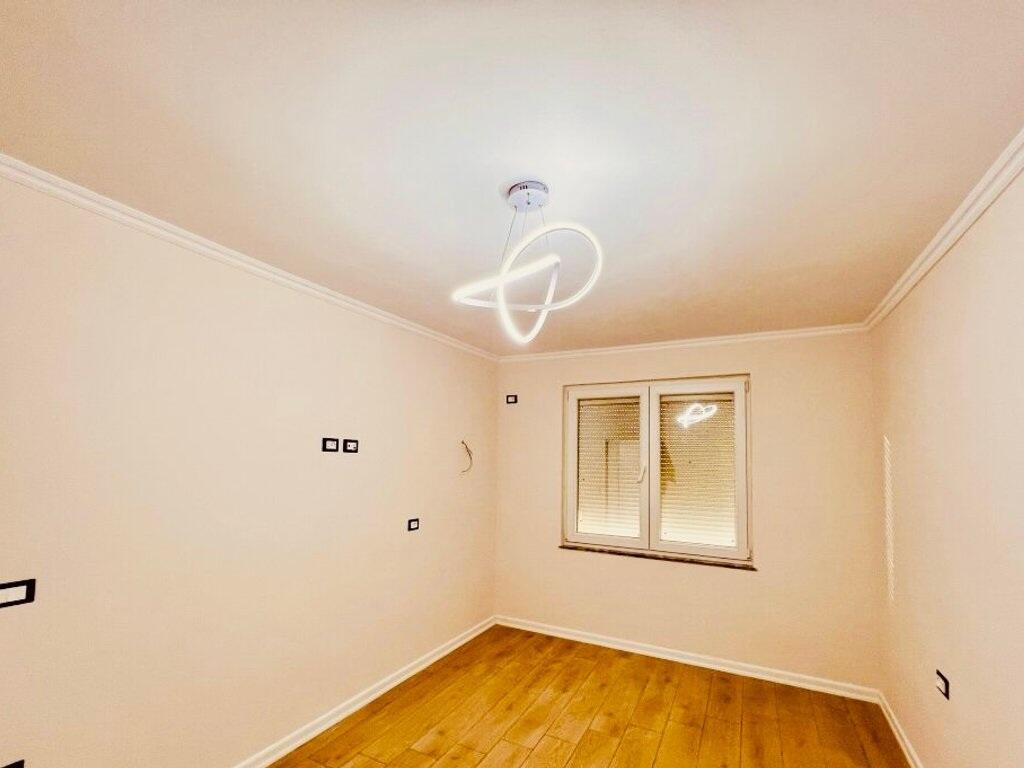 Appartamento 2+1+1 con balcone in affitto al Boulevard Zogu i 1!