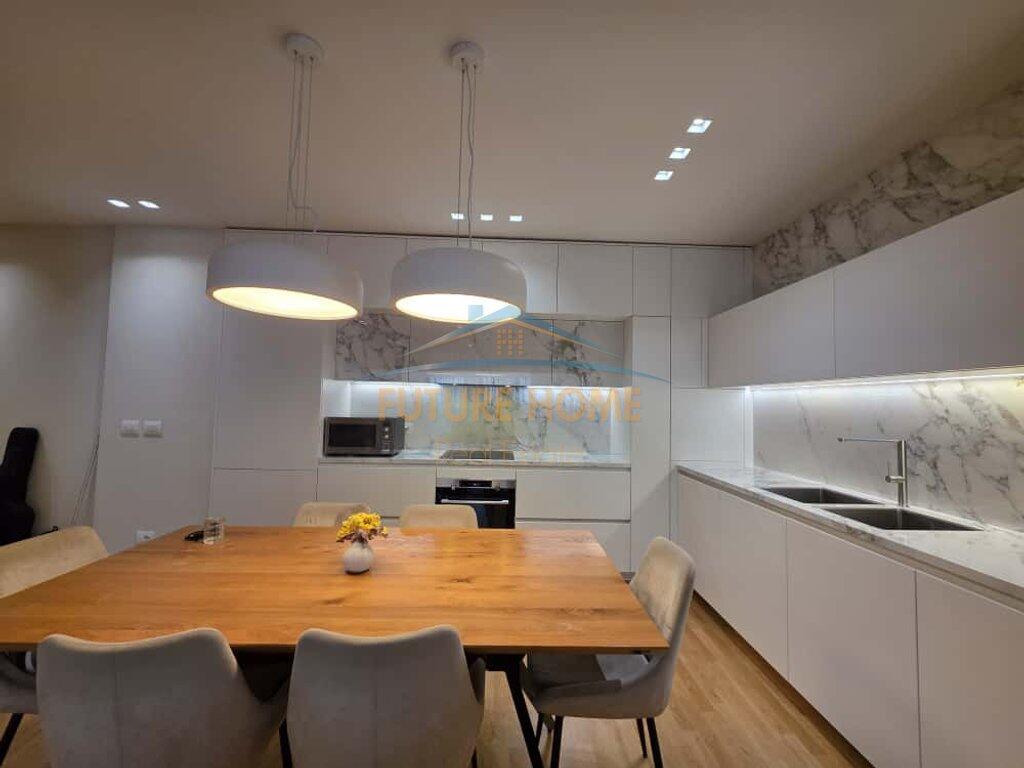 APARTAMENT 3+1 ME QERA , QENDER, BULEVARDI ZOGU I-RE