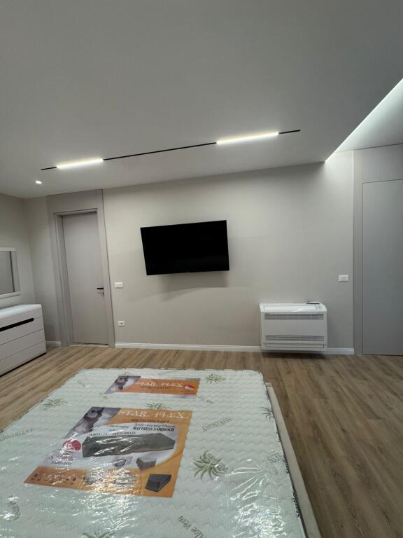 Apartament 2+1 me qera 📍Rr. Barrikadave, ne rruge kryesore