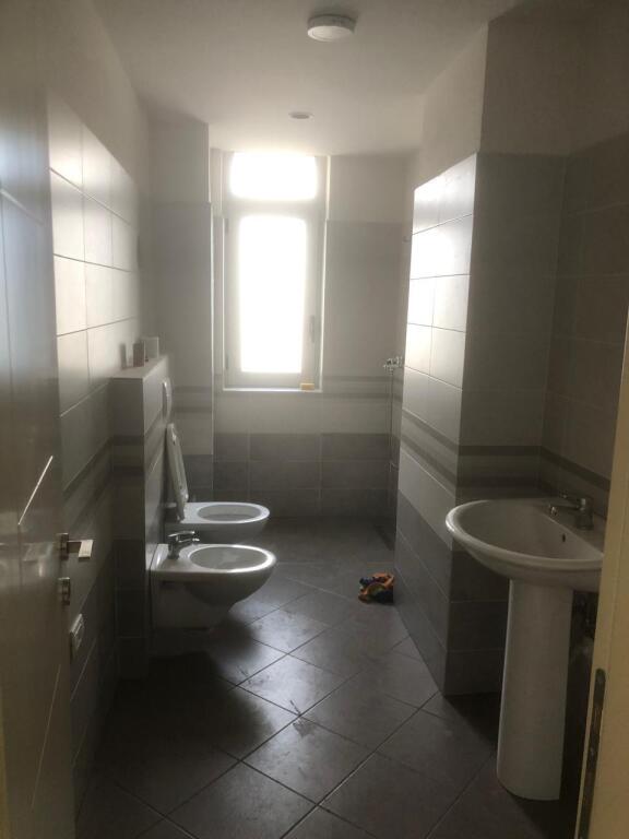 🏢 Jepet me Qira Apartament në Qendër – Turdiu Center