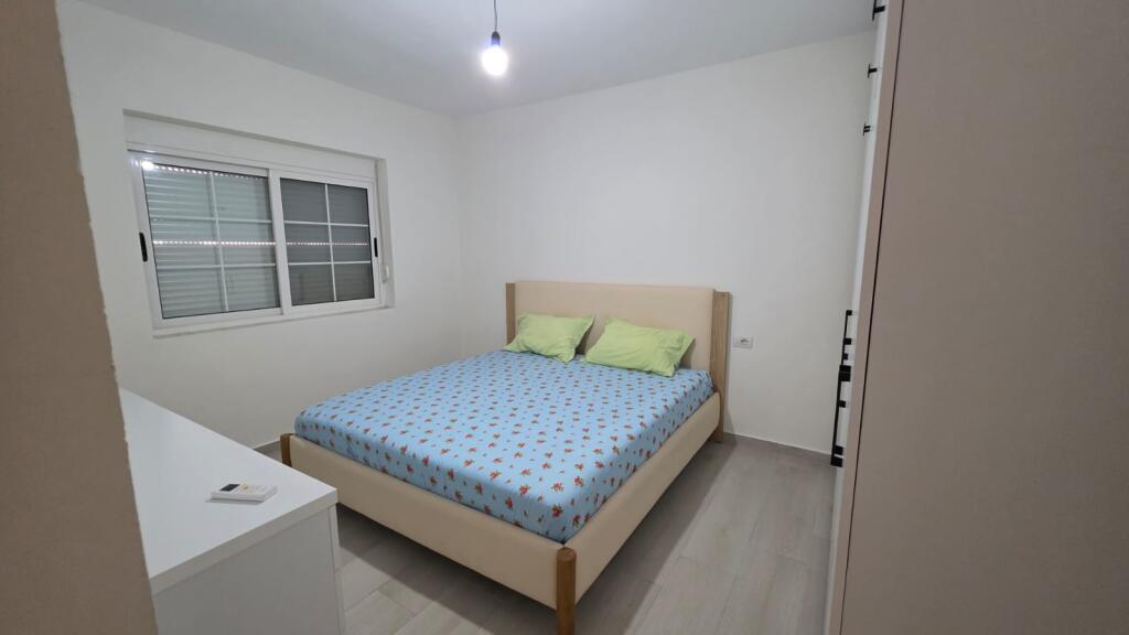 APARTAMENT 1+1 PER SHITJE PRANE SIRI KODRES !