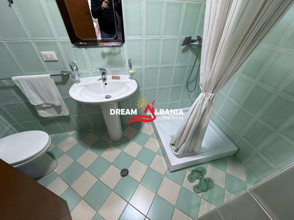 Jepet me qera Apartament 2+1+2 te Rruga e Barrikadave ne Tirane (42214965)