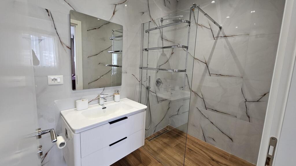 Apartament 2+1+2 per Qira, prane Prokurorise se Tiranes