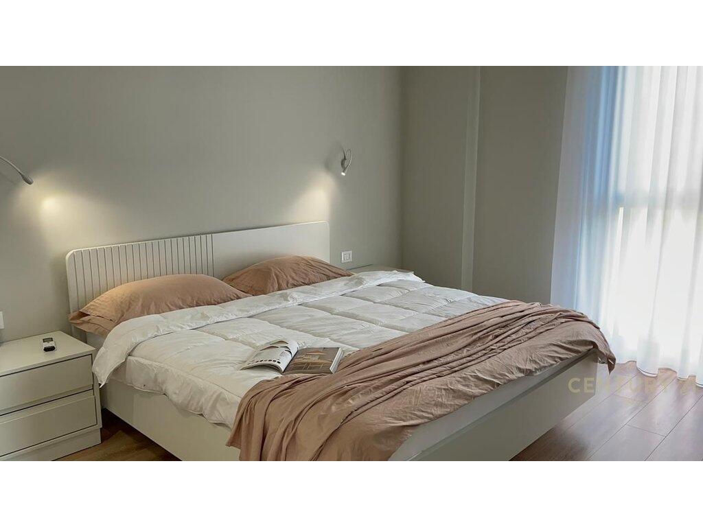 SHITET APARTAMENT 2+1+2 ME POST PARKIMI TEK KODRA E DIELLIT ! 230,000 €