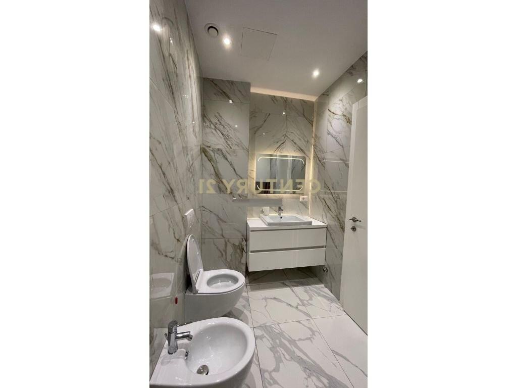 We rent out a 1+1 apartment with parking space at Lake View, Kosovareve Street!