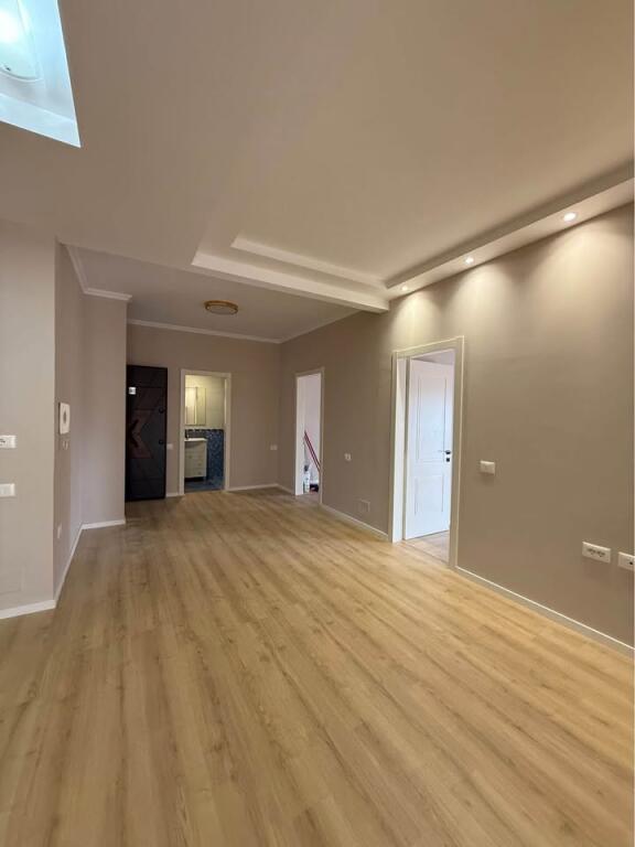 Xhamllik📍Vendesi in vendita Appartamento 2+1 in palazzo nuovo, fronte strada