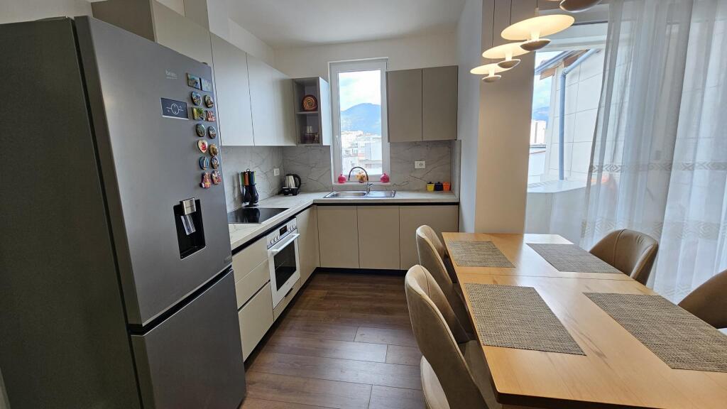Apartament 2+1+2 per Qira, prane Prokurorise se Tiranes