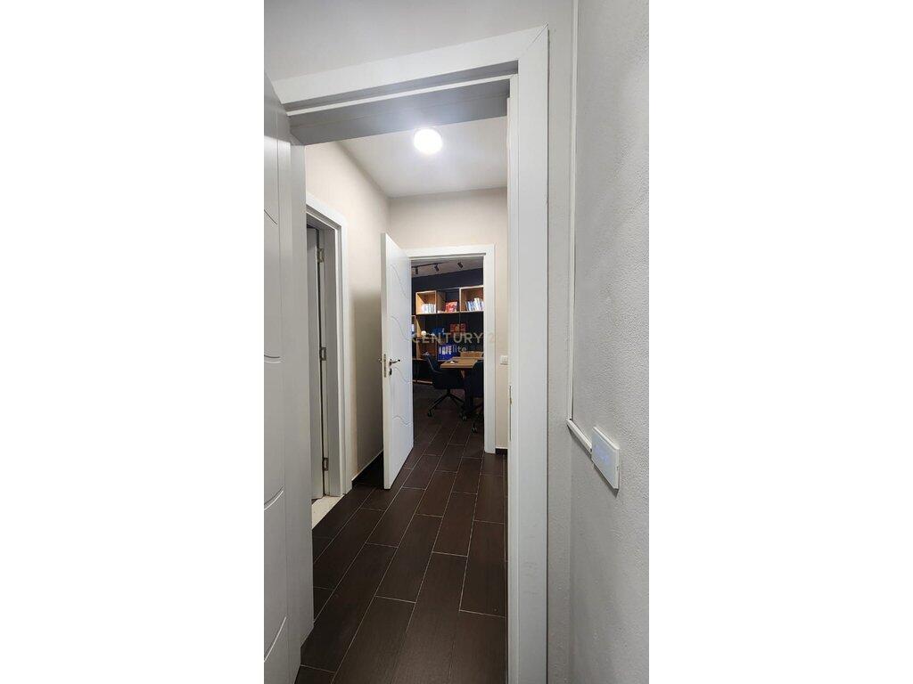 Jepet me qira per zyre apartament 2+1+2 tek Rruga e Kosovareve. 800 € /Muaj