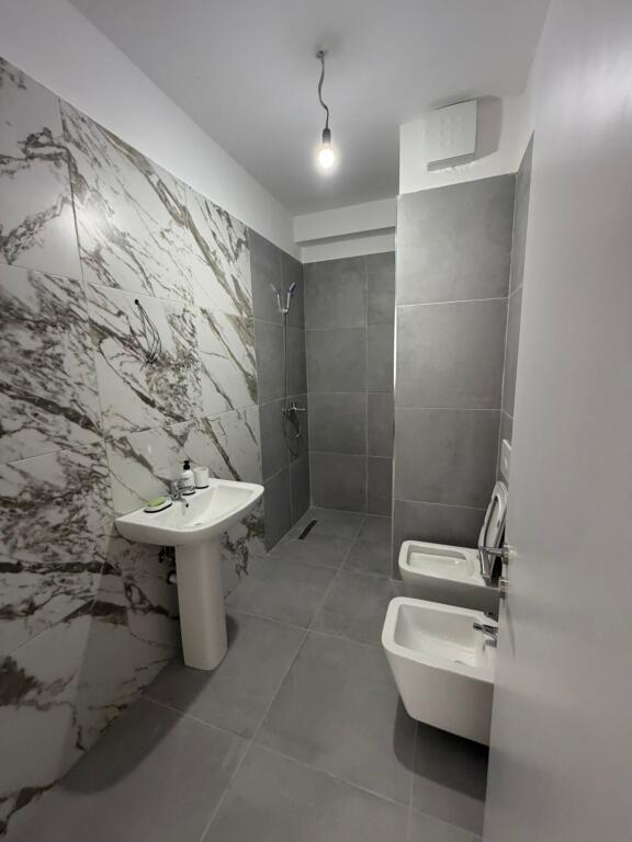Jepet me qera apartment 2+1+2 Te Univers City